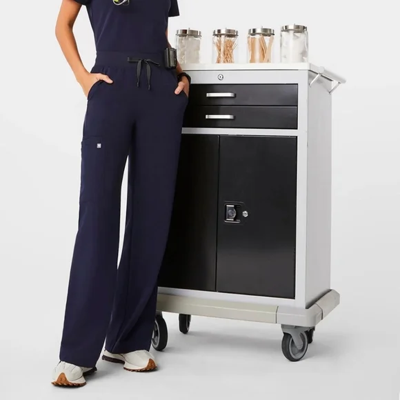 Figs Isabel high waisted Wide Leg scrub pants Navy Petite - Picture 9 of 10